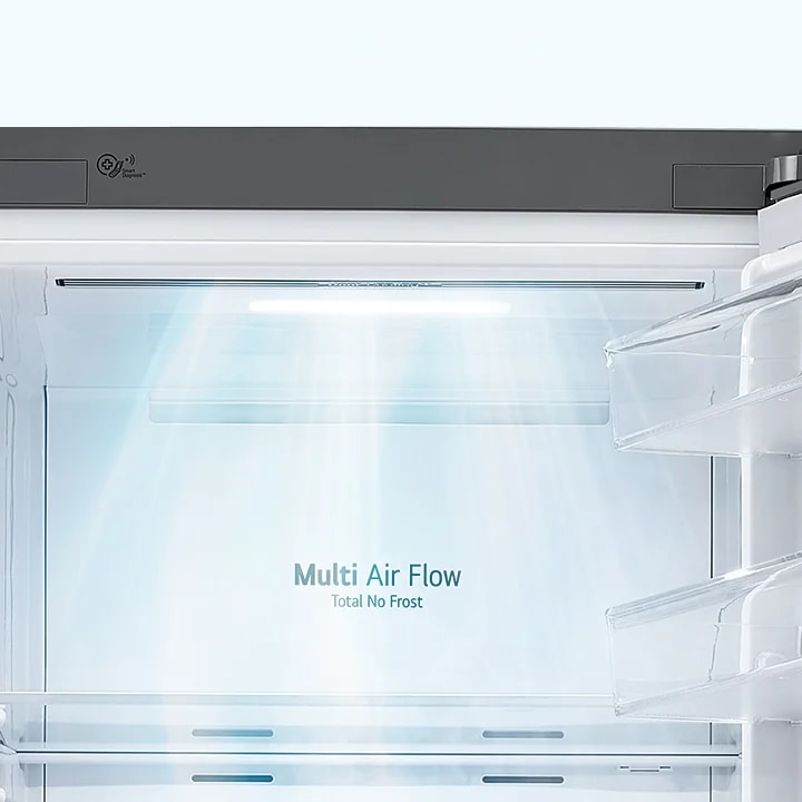 냉장고 내부가 보이며, Multi Air Flow와 Total No Frost라는 문구가 적혀 있습니다. 내부는 밝은 조명이 켜져 있고, 투명한 선반이 보입니다.