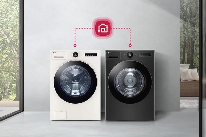 두 대의 LG 세탁기가 나란히 놓여 있으며, 각각의 세탁기 위에는 "LG"와 "Chat"이라는 텍스트가 보입니다. 세탁기 위쪽에는 스마트 홈을 상징하는 아이콘이 점선으로 연결되어 있습니다. 배경은 넓은 창을 통해 보이는 녹색의 자연 경관과 실내의 깔끔한 공간으로 구성되어 있습니다.